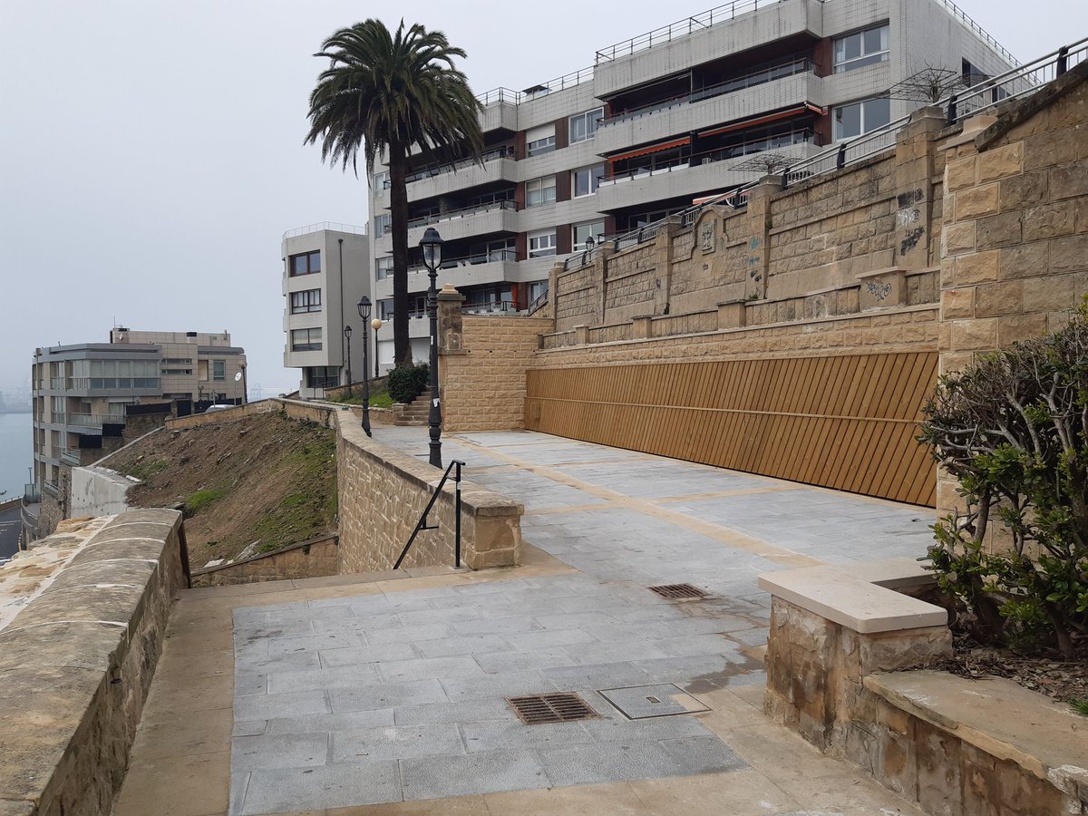 ibonPA_'s tweet photo. @GetxoUdala Gracias @GetxoUdala, lo había leído. Pero no explica por qué se quita la mitad de los bancos, y la grada que potenciaba las vistas, se elimina la plataforma intermedia,que suavizaba la altura del muro, ¡y también la totalidad de los árboles! (y su sombra) ¿Hay alguna explicación? https://t.co/27hsK5s9xq