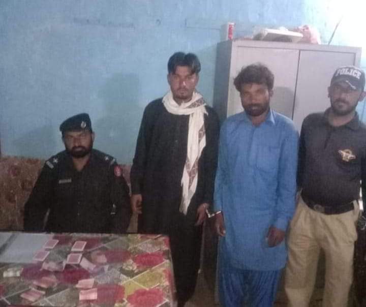 BabarAliBozdar's tweet photo. A tale of two stories. Villagers captured a thief &amp; handed over to Ghotki police. SHO jarwar handed over thief to an affluent in exchange of bribe. He booked two poor boys of minority community on account of alleged gambling.Who will take notice? @sindhpolicedmc8
@DMCSindhPolice https://t.co/vfzUYTR8x8