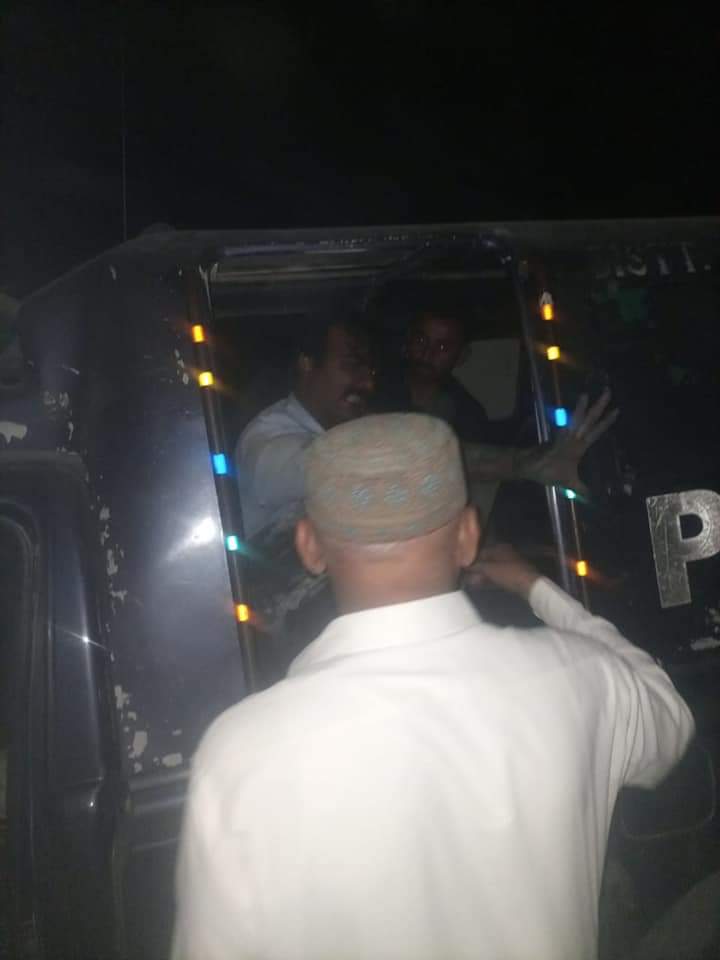 BabarAliBozdar's tweet photo. A tale of two stories. Villagers captured a thief &amp; handed over to Ghotki police. SHO jarwar handed over thief to an affluent in exchange of bribe. He booked two poor boys of minority community on account of alleged gambling.Who will take notice? @sindhpolicedmc8
@DMCSindhPolice https://t.co/vfzUYTR8x8