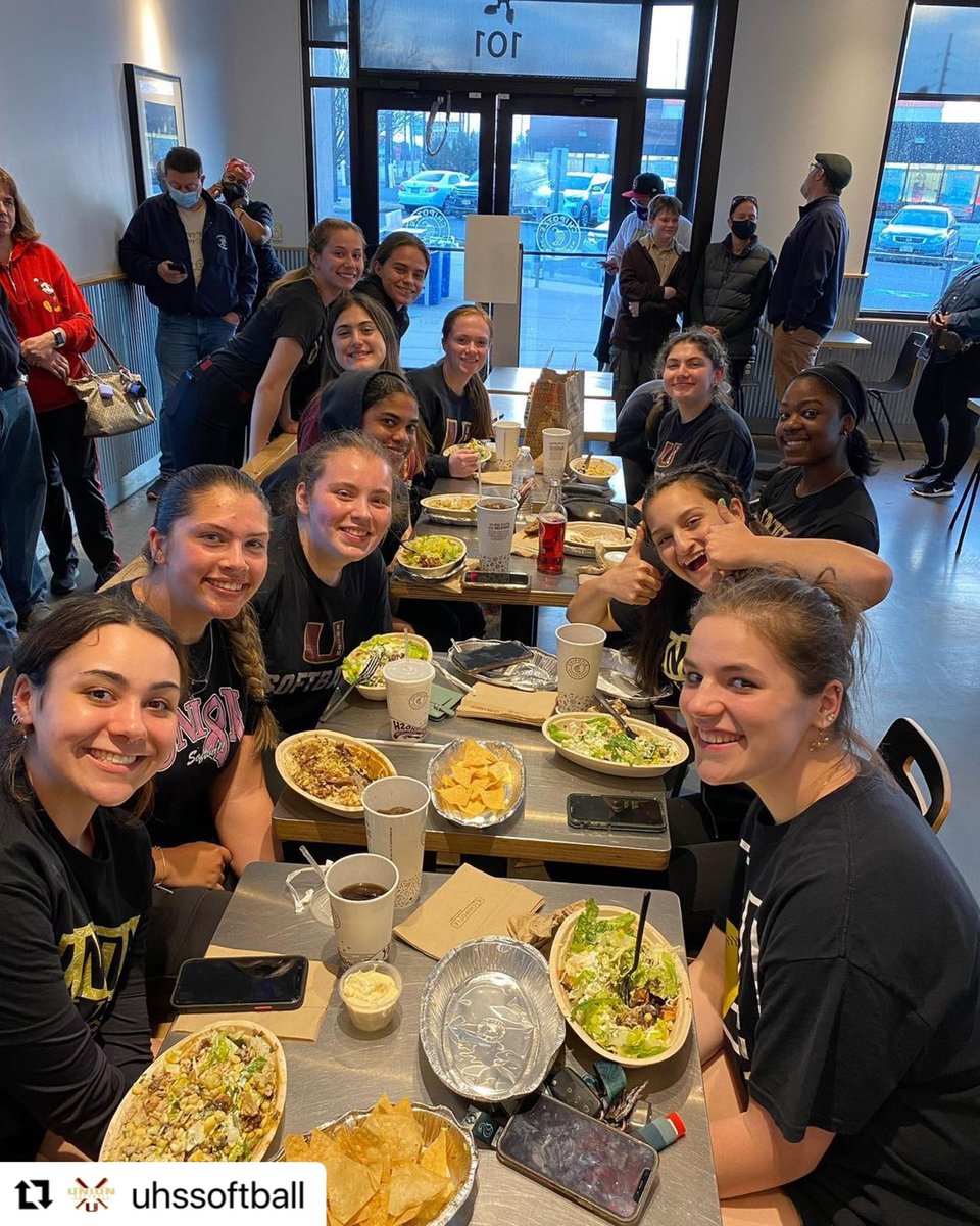 TUPSchools's tweet photo. Thank you to all families, friends, teams, and the Union Community for making it out to Chipotle today to support the Union High School Softball Teams! A huge thank you to @ChipotleTweets & all employees who made today possible! #WeareproudofU #SupportingtheU @UHS_SOFTBALL https://t.co/lc5vhqivbK
