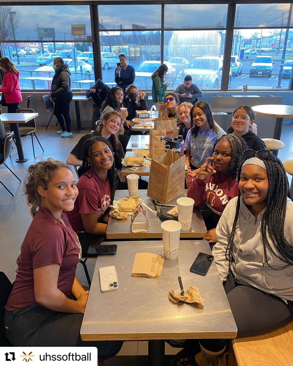 TUPSchools's tweet photo. Thank you to all families, friends, teams, and the Union Community for making it out to Chipotle today to support the Union High School Softball Teams! A huge thank you to @ChipotleTweets & all employees who made today possible! #WeareproudofU #SupportingtheU @UHS_SOFTBALL https://t.co/lc5vhqivbK