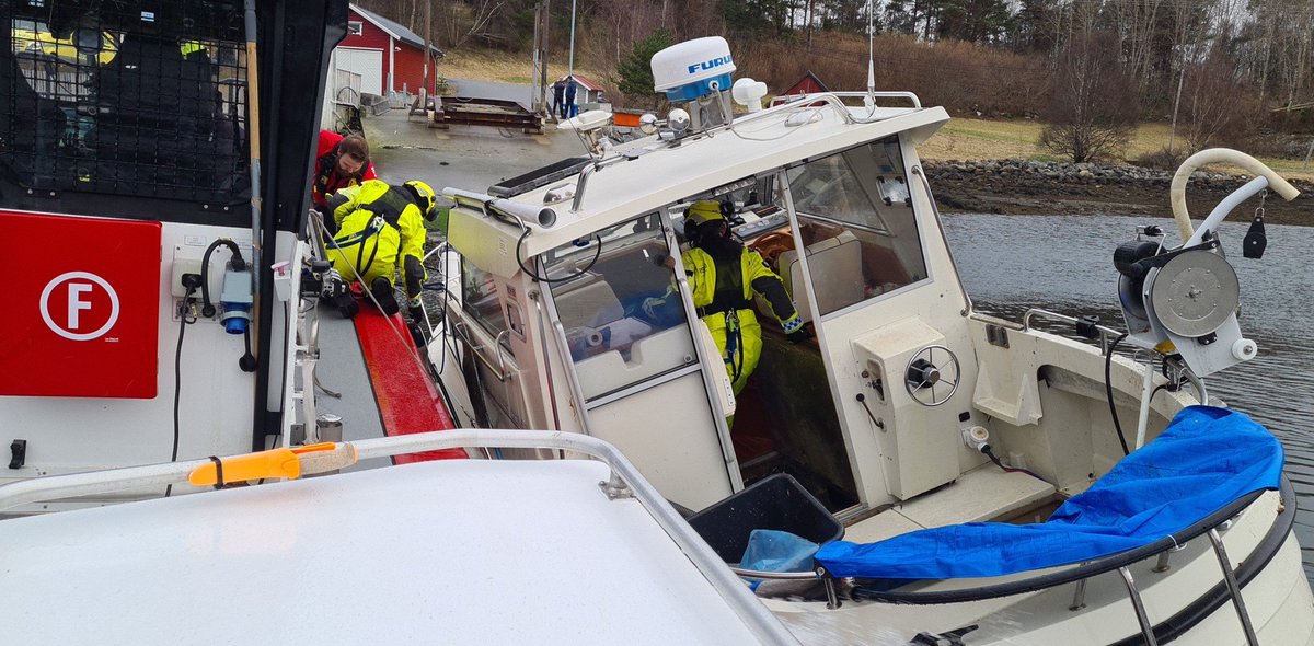 NSSR's tweet photo. #Ålesund #RS154 # er på dagens andre grunnstøting.
Den første var en seilbåt som sto på kjølen, den trekte vi i mastetoppen til den var av grunnen, den andre hadde fått vanninntrengning som følge av grunnstøtingen og den lenser vi mens vi sleper den til sted for landsetting. https://t.co/frVlCvIus8
