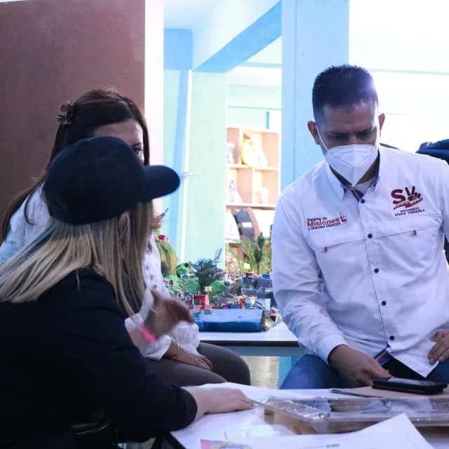 InnVenezuela's tweet photo. Durante la transmisión, a través de un pase en vivo a la Base de Misiones Golpe de Timón, en Lídice, parroquia La Pastora; el vicepresidente de la @ViceSocialT_ve, @MervinMaldonad0, decretó este como el primer territorio libre de vulnerabilidad nutricional. https://t.co/QA9HLjepkg