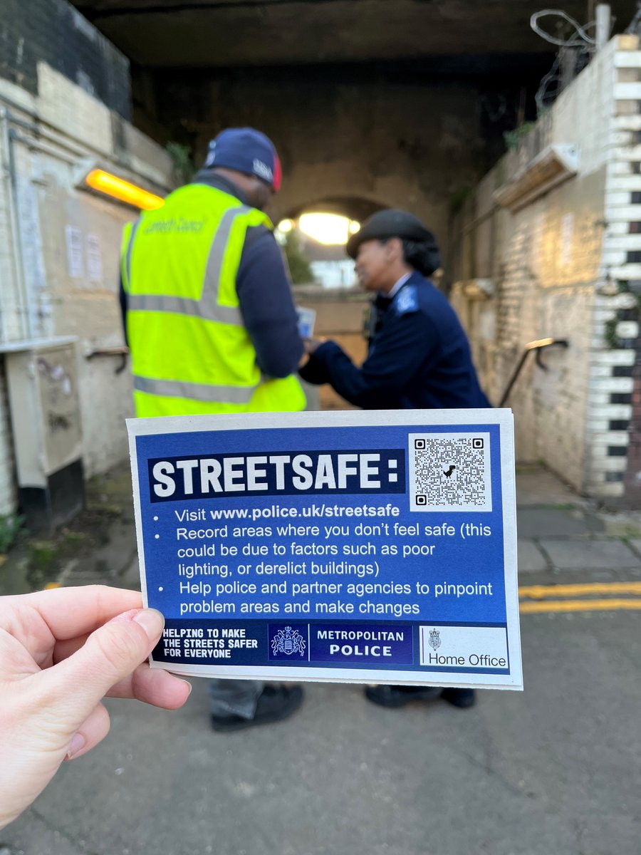 Out in #Streatham today promoting StreetSafe with <a href="/MPSStLeonards/">St Leonards Police</a> and our partners at <a href="/lambeth_council/">Lambeth Council</a>.