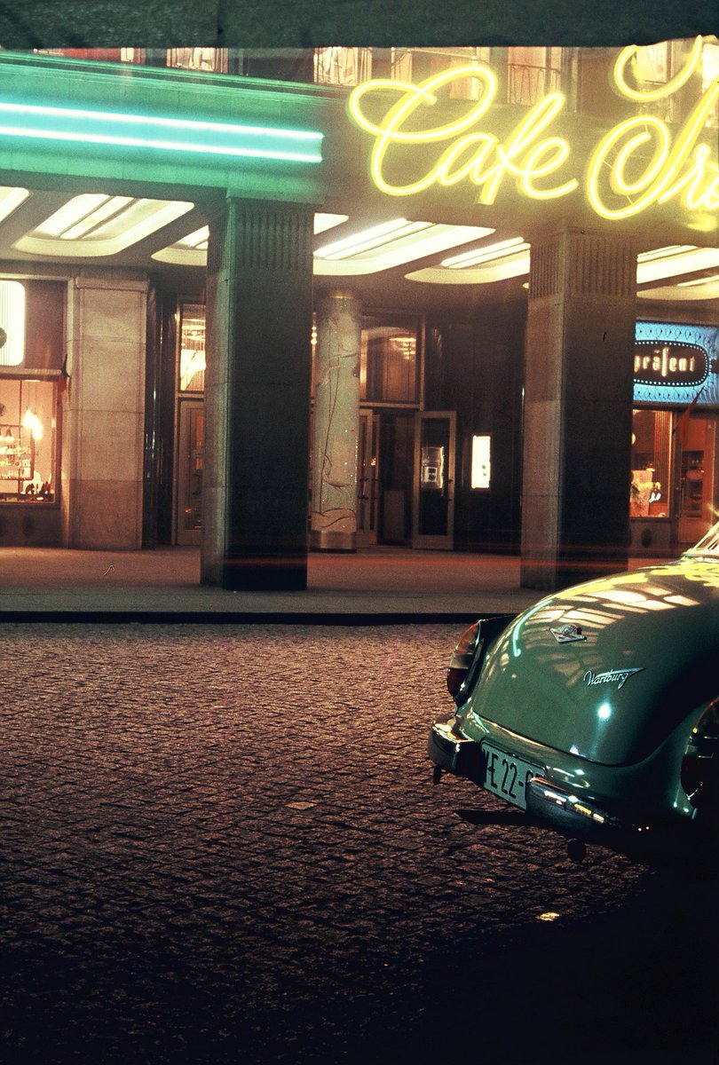 th_whm's tweet photo. So etwa alle drei Jahre erlaube ich mir, hier mein Lieblingsfoto aus dem Nachlaß meines Großonkels zu bringen: Dresden, Altmarkt, Eingang zum Varieté "Café Prag", um 1960. Ich hoffe, diese Wiederholungen werden meiner Leserschaft nicht langweilig 😉 https://t.co/mBkZYj6tEr