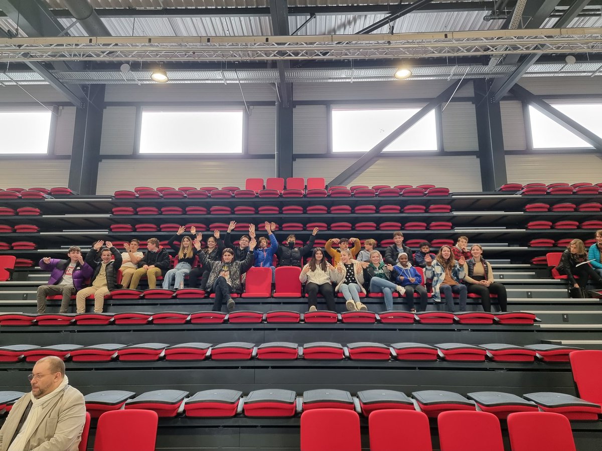 "Bâtis Tes Rêves !" Improvisé sur le salon Alpi'Bât
Présentation des filières, échanges entre les élèves, le BTP CFA Savoie partenaire de l'événement et nos adhérents chef d'entreprise. Une opportunité pour nos jeunes de discuter et parler de leurs rêves en direct !