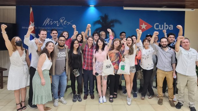 EmbacubaNZ's tweet photo. FM@BrunoRguezP held a meeting with communicators from 8 nations visiting #Cuba. Willing to know and divulge our reality, they participated in the colloquium "Patria". #CubaLive,#CubaIsNotAlone https://t.co/xcwSxbxOwF