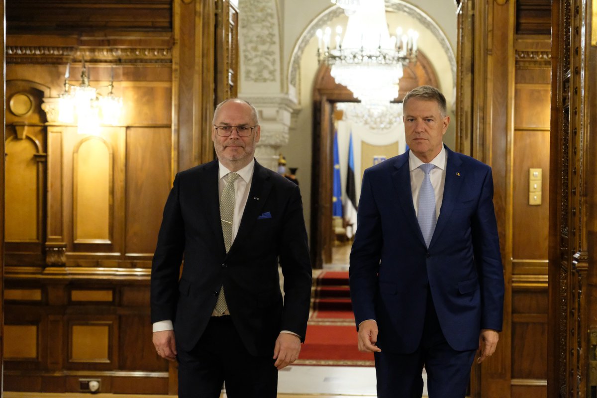 AlarKaris's tweet photo. Thank you for warm welcome, @KlausIohannis. #Estonia and #Romania are close allies in @NATO, who work together for a common goal – to ensure collective defence of Europe. We stand together. And #StandWithUkraine. https://t.co/kCL7OAS1F4