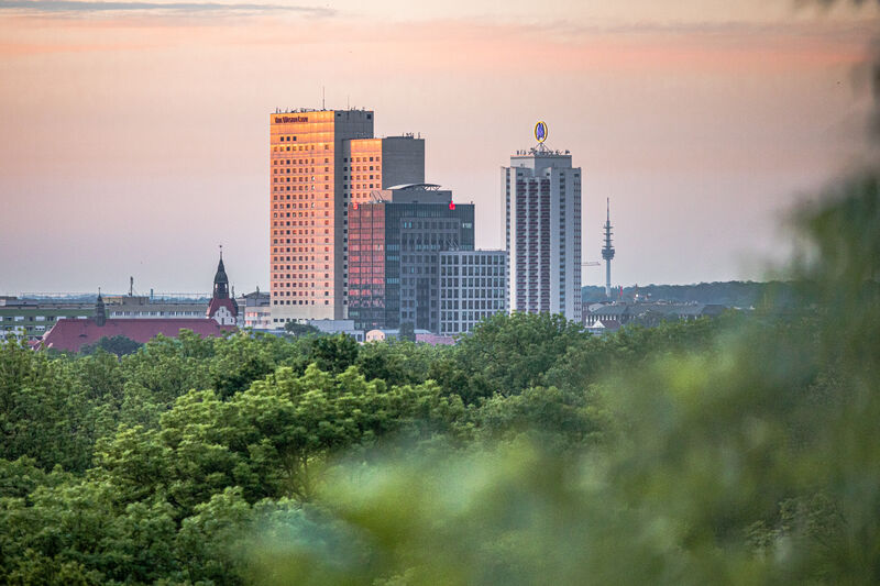 Leipzig Region (@leipzigtourist) on Twitter photo Ein Hauch von New York🗽Unsere Skyline ist natürlich viel kleiner.🌆 Aber immerhin war das Wintergartenhochhaus (rechts im Bild) bei seiner Fertigstellung 1972 das höchste Wohnhaus der DDR. Noch heute zählt es zu den 100 höchsten Gebäuden in Deutschland.🆙
© <a href="/pkfotografie_le/">Philipp Kirschner</a> Ein Hauch von New York🗽Unsere Skyline ist natürlich viel kleiner.🌆 Aber immerhin war das Wintergartenhochhaus (rechts im Bild) bei seiner Fertigstellung 1972 das höchste Wohnhaus der DDR. Noch heute zählt es zu den 100 höchsten Gebäuden in Deutschland.🆙
© <a href="/pkfotografie_le/">Philipp Kirschner</a>