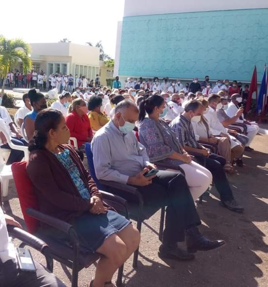 GladysArtemisa's tweet photo. Con la presencia de @RPolancoF miembro del Secretariado del CCPCC se efectuó acto por el 40 Aniversario del hospital Comandante Pinares de San Cristóbal. Fieles al compromiso con #FidelCastro en su inauguración, sus trabajadores enaltecen el sistema de Salud Pública en #Artemisa. https://t.co/J95qb74dIc