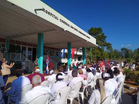 GladysArtemisa's tweet photo. Con la presencia de @RPolancoF miembro del Secretariado del CCPCC se efectuó acto por el 40 Aniversario del hospital Comandante Pinares de San Cristóbal. Fieles al compromiso con #FidelCastro en su inauguración, sus trabajadores enaltecen el sistema de Salud Pública en #Artemisa. https://t.co/J95qb74dIc