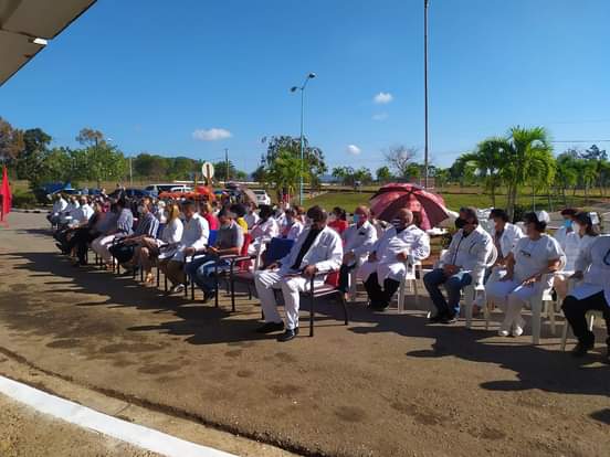 GladysArtemisa's tweet photo. Con la presencia de @RPolancoF miembro del Secretariado del CCPCC se efectuó acto por el 40 Aniversario del hospital Comandante Pinares de San Cristóbal. Fieles al compromiso con #FidelCastro en su inauguración, sus trabajadores enaltecen el sistema de Salud Pública en #Artemisa. https://t.co/J95qb74dIc