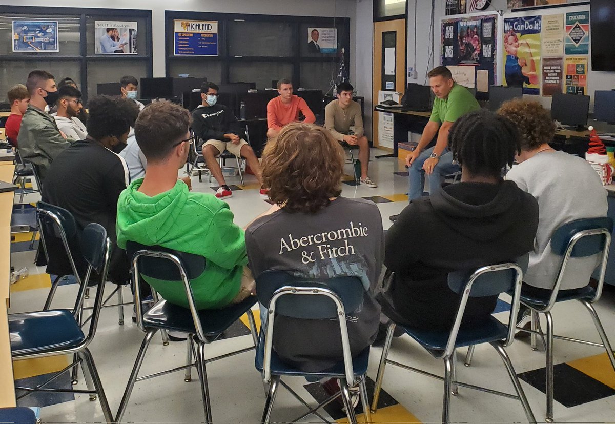 FBLAHighland's tweet photo. Bringing the real world into the classroom. Thank you Mr. Helms for speaking with Ms. Slater's Network Security students. @HighlandGaston https://t.co/0uRNh7zxMf