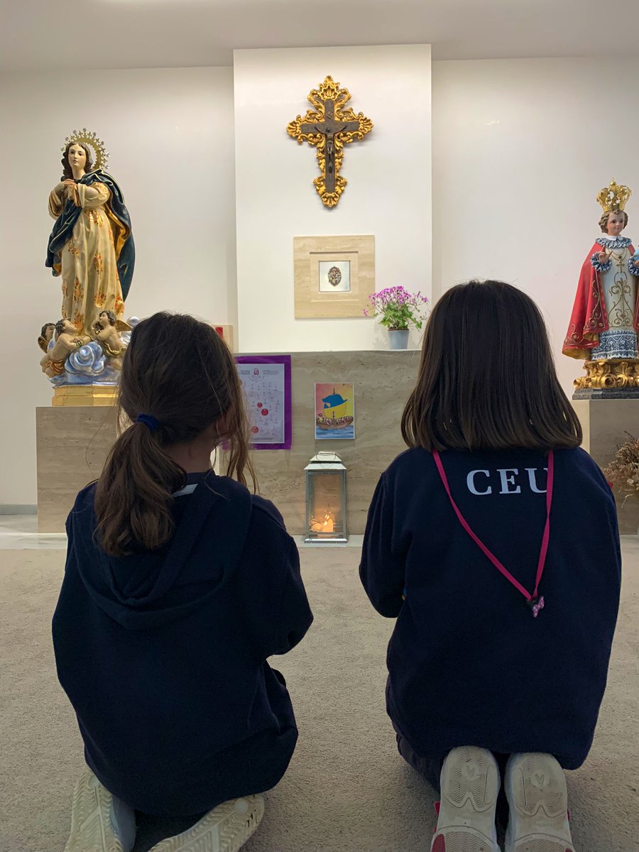 mariacabezasf's tweet photo. - ¿Dónde vais por aquí?
- A decirle adiós al Señor. ¿Tú también, seño?
⁃ ¡Claro, voy con vosotras! 
¡Qué suerte la mía! 
Y así, sencillamente, mis alumnos me recuerdan siempre lo verdaderamente importante. https://t.co/Da9NTT0f1f