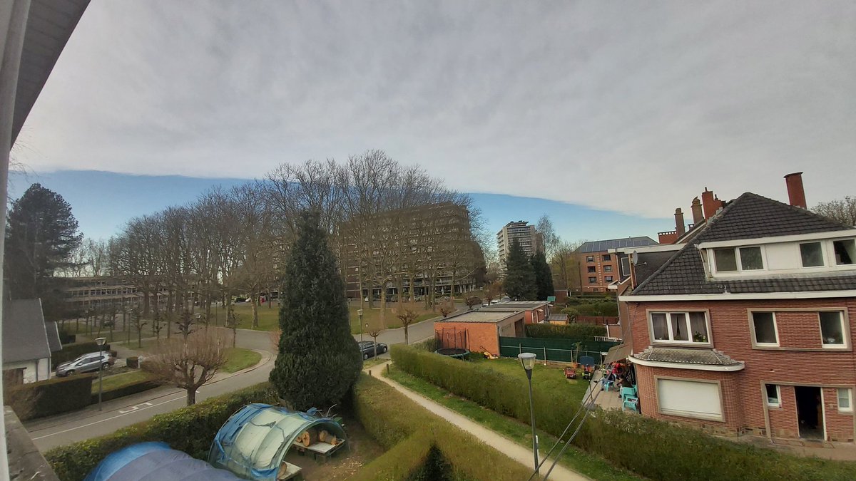 AdelaMaria1508's tweet photo. This is kinda cool...
 #sky in #Brussels https://t.co/T7gaUgv7If