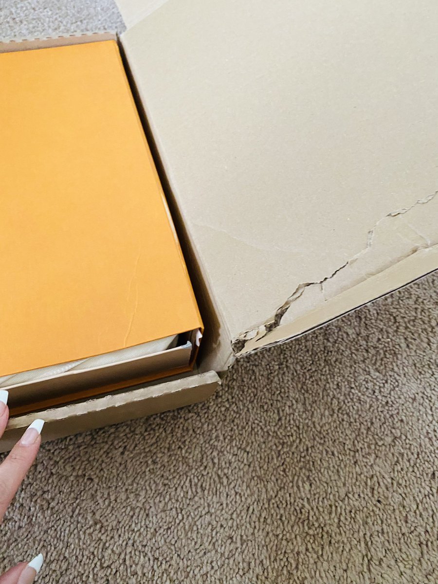 ShirleYissele's tweet photo. So sad for the bad shipping @UPS of my new @LouisVuitton handbag ๐ฅบ
#badshipping #ups https://t.co/eA3kbjOCt7