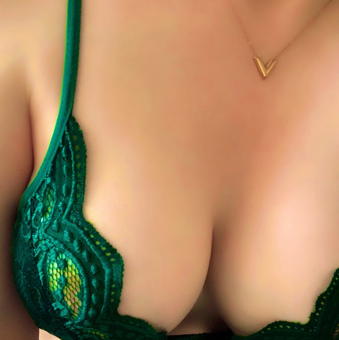 ⁶⁶⁶ A (*^‿^*) on X: oh alright then, given it's ☘️ st patrick's ☘️ day i  will get my green boobs out  / X