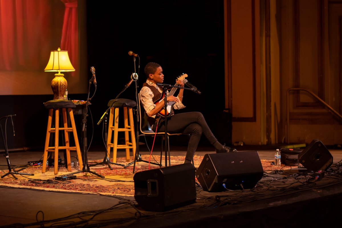 The chillest looking of sound checks with the amazing <a href="/SugDaniels_/">Danielle Johnson</a>, also starring <a href="/JohnOates/">John Oates</a>, <a href="/GuthrieTrapp/">Guthrie Trapp</a> <a href="/point_ent/">Point Entertainment</a> at the Colonial Theater
  More pics to come,  what a beautiful evening!