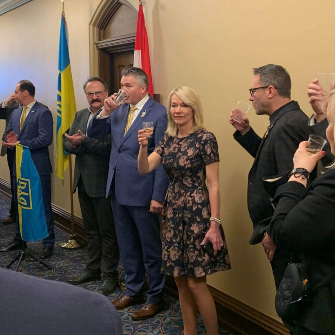 CandiceBergen_'s tweet photo. On Tuesday, I joined my colleague @jamesbezan and members of the Ukrainian community after President Zelenskyy’s speech to Parliament for a toast to Ukraine. #SlavaUkraini 🇺🇦 https://t.co/Xjr15aqADy