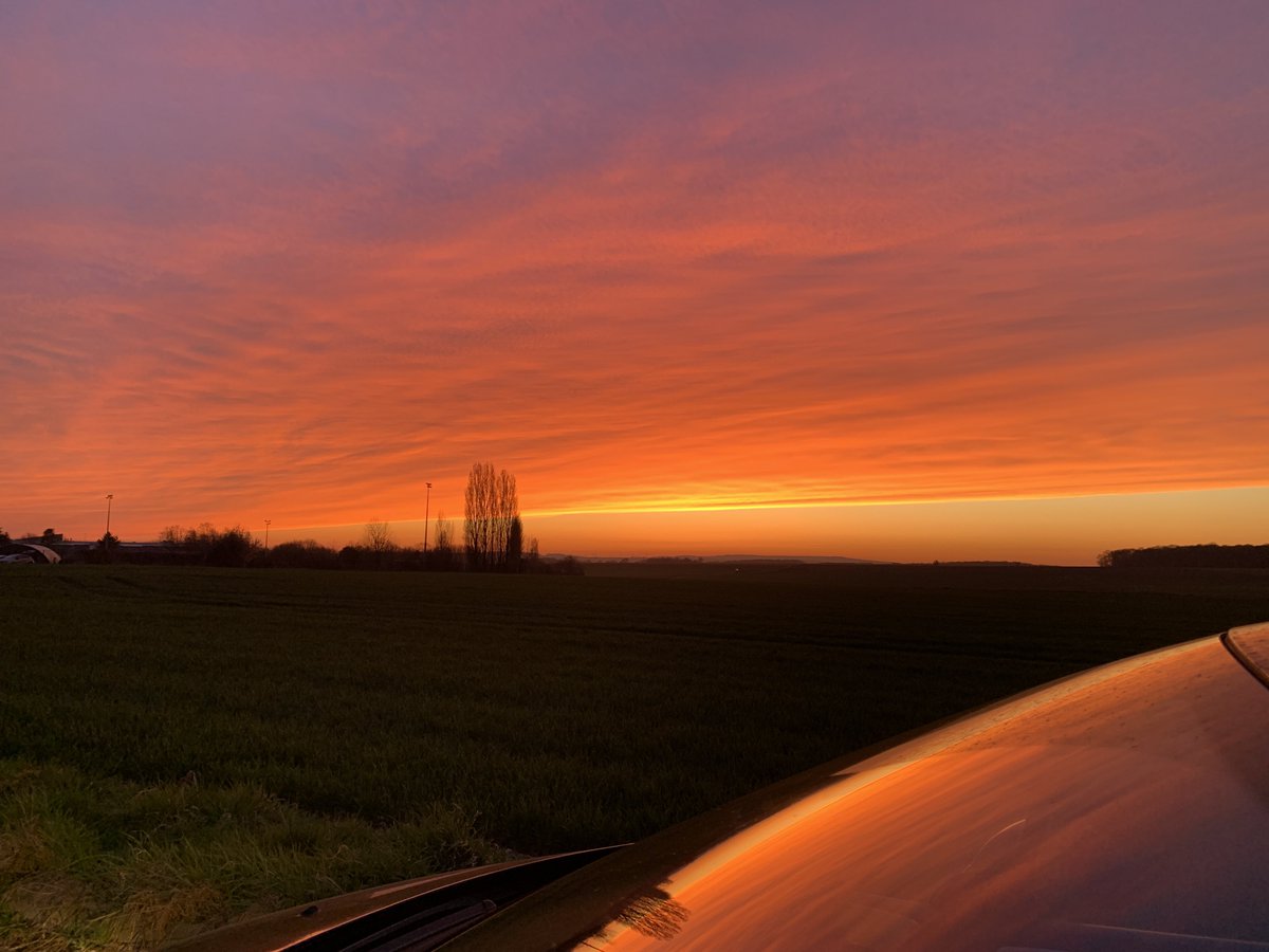 ryangrimnft's tweet photo. No filter, no edit. The sky is crazy tonight 😳🤯 https://t.co/gBKx6Qjj0V