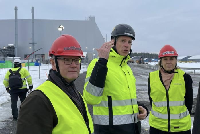 Bra besök idag på @northvolt:s @EIB-delfinansierade giga-batterifabrik i Skellefteå, tillsammans med #EU-kommissionär @KadriSimson. Nya teknologiska lagringsmöjligheter är avgörande för EU:s omställning till förnybar #energi #klimat #swgreen