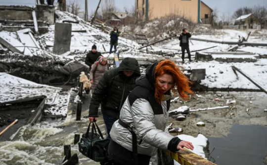 NZAMBAYvon's tweet photo. The war in Ukraine threatens to set the whole planet ablaze. A little balm to the heart however, it allowed to note that 95% of Ukrainian women are of a beauty well above the average. Hum!!! #RussianUkrainianWar #Russia #RussiaUkraineConflict #KyivNow #UkraineRussiaWar https://t.co/4izgH9dwMK