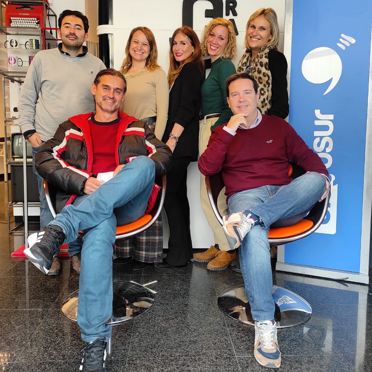 PPSantos_S's tweet photo. Alumnos que “enmarcan” mi currículum personal y profesional. Gracias a todos y cada uno de ellos por enseñarme más de lo que yo haya podido contar durante el curso.
A partir de hoy, pierdo alumnos, pero gano amigos.
#ComunicaciónDigital #Blogosur #CMBlogosur #RedesSociales https://t.co/6uMJOWr9mR