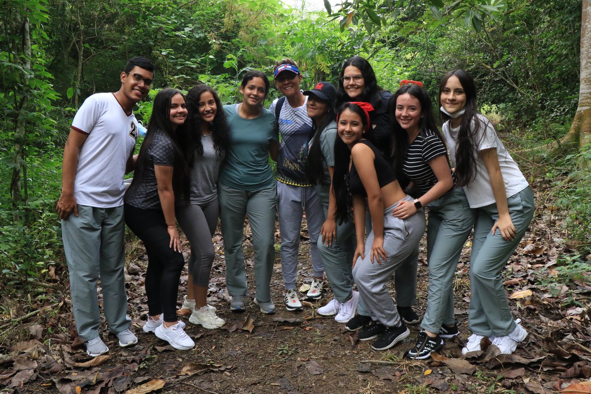 udes_oficial's tweet photo. En #DeRegresoAlMundoUDES sobresalió la política #UDESVerde, con una caminata por el sendero ecológico y la ‘Reciclatón’ 🌎♻️
🌳Además, estudiantes de Ingeniería Agroindustrial expusieron su huerta para resaltar la importancia del campo 👨🌾
Vea detalles: https://t.co/RNCcLqJsKX https://t.co/ZXxVTw0qbR