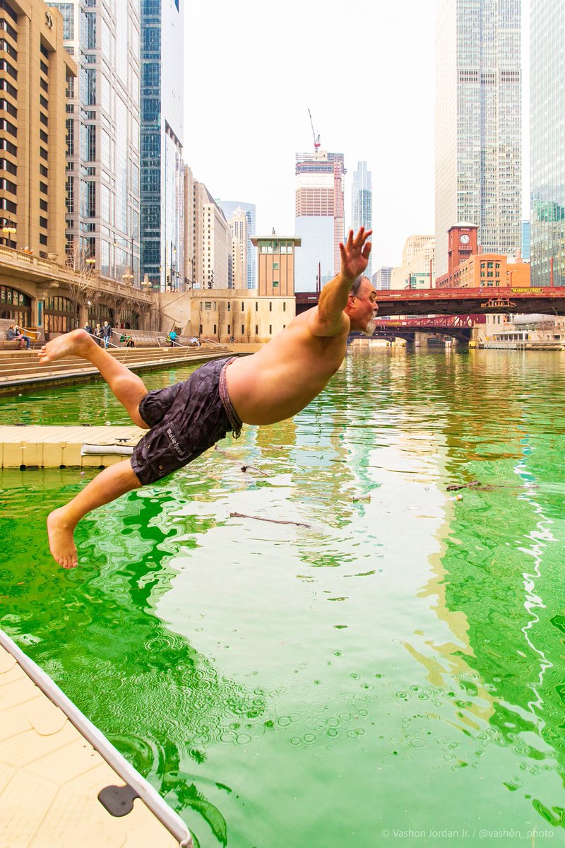 vashon_photo's tweet photo. If you saw a man (@TheRealDtox) diving into the Chicago River, your eyes were not deceiving you.

Happy St. Patrick’s Day ☘️ https://t.co/Hu5dBLvxpw