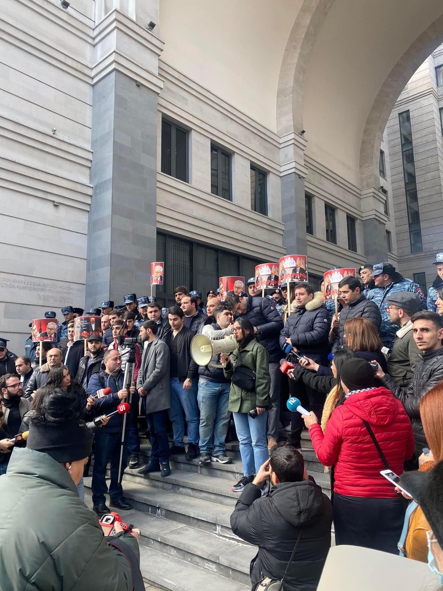 resistance_ARM's tweet photo. Երեւանի մէջ, @MFAofArmenia-ի դիմաց տեղի ունեցաւ բողոքի ակցիա, կազմակերպութեամբ @ArfHem եւ Հայաստանի Հանրապետական երիտասարդական եւ ուսանողակամ միութիւններուն։ 
Երիտասարդները իրենց բողոքը յայտնեցին հայ-թրքական խօսակցութիւններու արդիւնքով ԱԳՆ յայտարարութեան դէմ։ https://t.co/T5h8haZqQ5