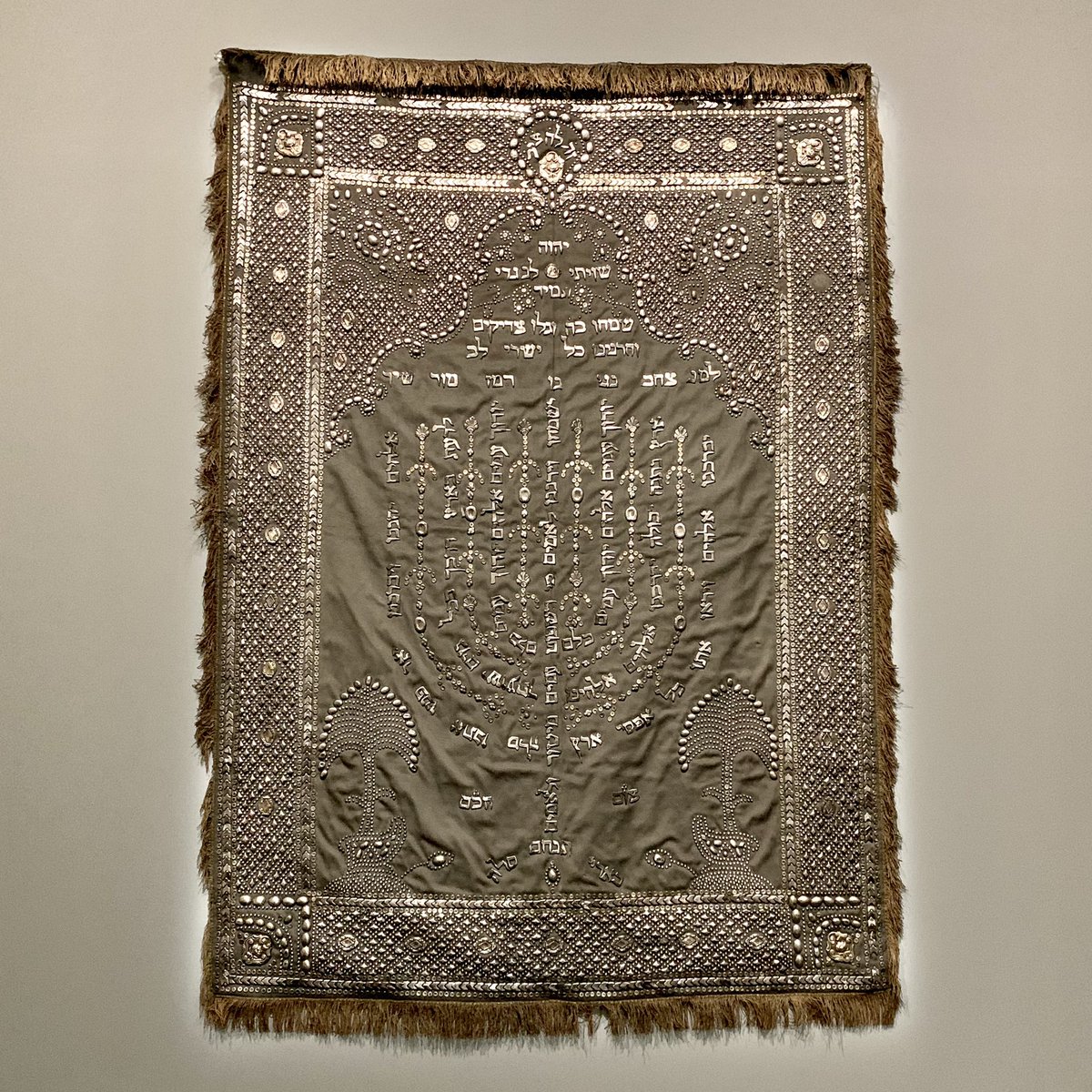 LivyEtoile's tweet photo. Ce "Parokhet" daté du XIXè siècle (il s’agit du rideau qui ferme l’Arche Sainte et dissimule les rouleaux de la Torah) vient de l’Empire Ottoman. Composé de velours et d’argent, il était un prêt pour l’exposition #JuifsdOrient de l’@imarabe en provenance du @museecluny ! ⬇️ https://t.co/kIdJklojGt