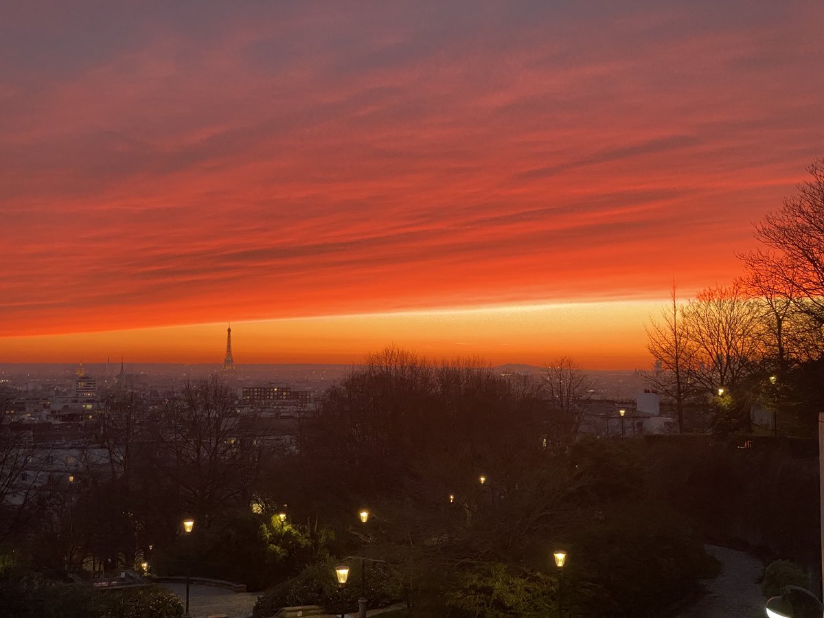 lachainemeteo's tweet photo. Alors que l’épisode de poussière qui a touché une bonne partie du pays durant ces dernières 48 heures touche à sa fin, les lueurs du soir donnent un ciel de feu magnifique au-dessus de #Paris et de l’ile de France (photo sans filtre) ✨🤩✨ https://t.co/rHRaDIFYFM
