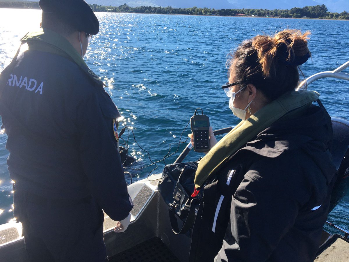 DGTM_Chile's tweet photo. Personal de medio ambiente de la @MARITGOBPMO, la #CaPuerto de #PuertoVaras y la Dirección General de aguas, efectuó monitoreo programado en el Lago Llanquihue, en el marco de la Norma Secundaria de Calidad Ambiental el cual corresponde al seguimiento que se realiza en verano. https://t.co/rZwU7WqZ9o
