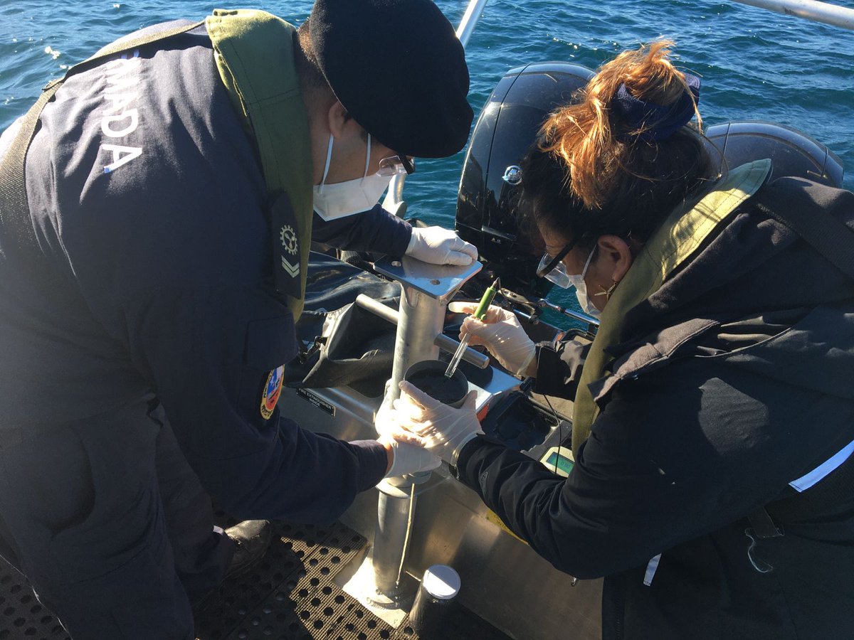 DGTM_Chile's tweet photo. Personal de medio ambiente de la @MARITGOBPMO, la #CaPuerto de #PuertoVaras y la Dirección General de aguas, efectuó monitoreo programado en el Lago Llanquihue, en el marco de la Norma Secundaria de Calidad Ambiental el cual corresponde al seguimiento que se realiza en verano. https://t.co/rZwU7WqZ9o