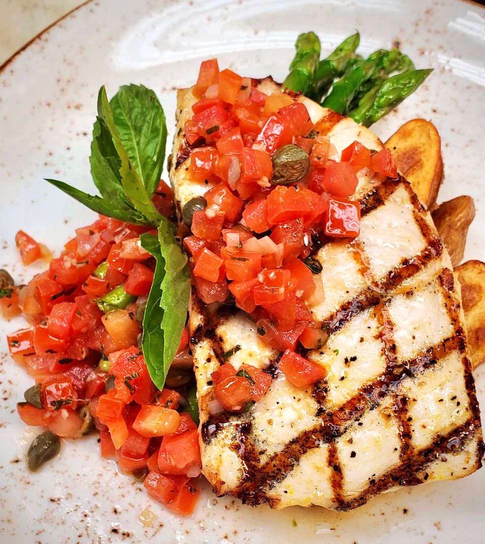 SkylineClubSfld's tweet photo. With a season known for seafood, our culinary team has you covered. Join us each Friday night &amp; see what’s on the menu.
(Pictured) Lemon grilled swordfish, rosemary garlic fingerling potatoes, asparagus, tomato basil caper relish 
#skylineclubsfld #southfieldmi #seafood https://t.co/yyTAegHWKt