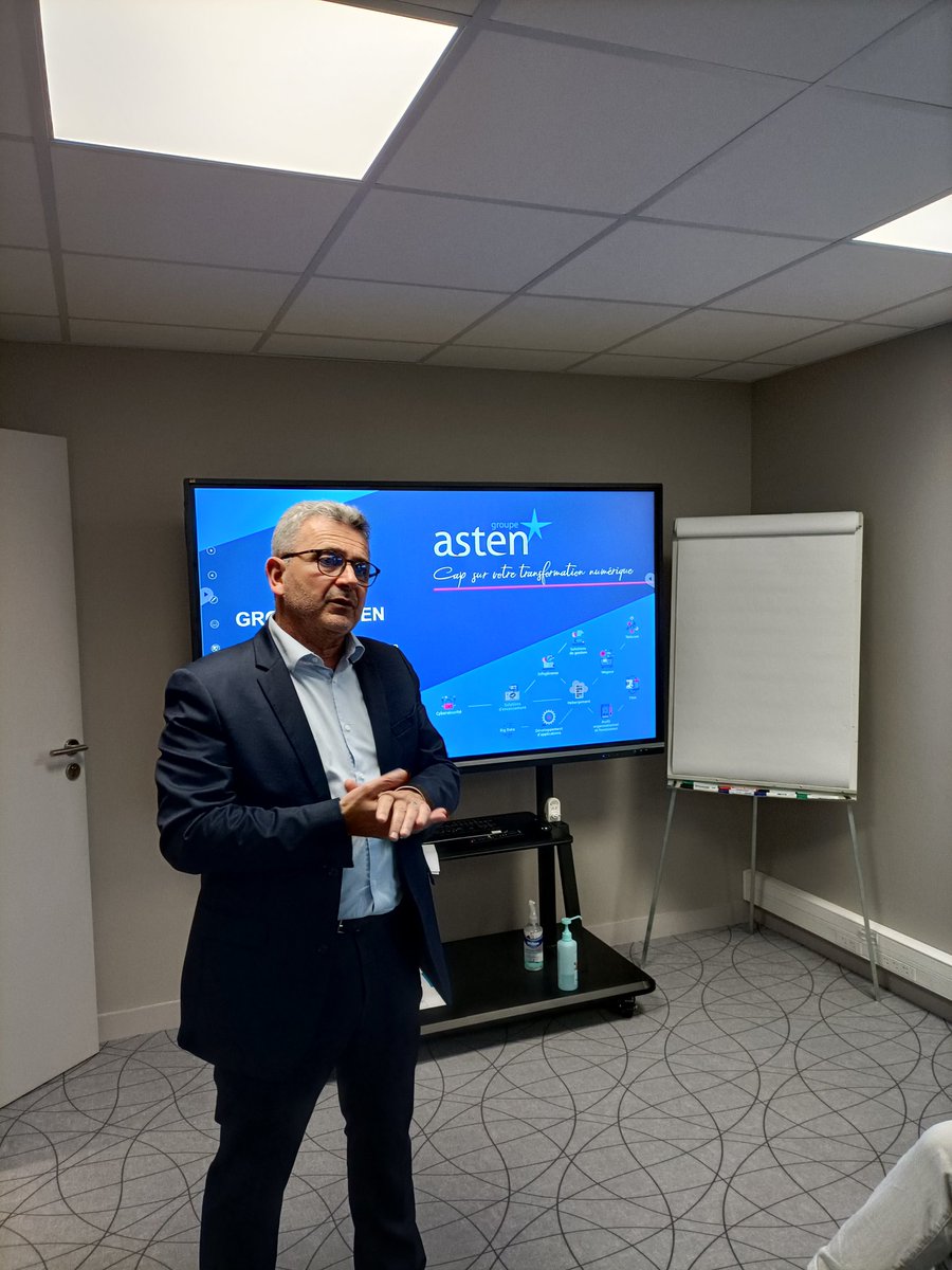 #AstenActu 👀 | Nous accueillons ce soir la 𝐑𝐞𝐧𝐜𝐨𝐧𝐭𝐫𝐞 <a href="/UEF29/">Mouvement des Entreprises de France - Finistère</a>
Jean-Christophe CAGNARD présente le GROUPE ASTEN, nos locaux à #Gouesnou, notre organisation en 3 pôles (#Lab, #Retail et #Cloud), nos projets et 🍒 sur le gâteau, ouvre les portes de l'un de nos 2 #DataCenters