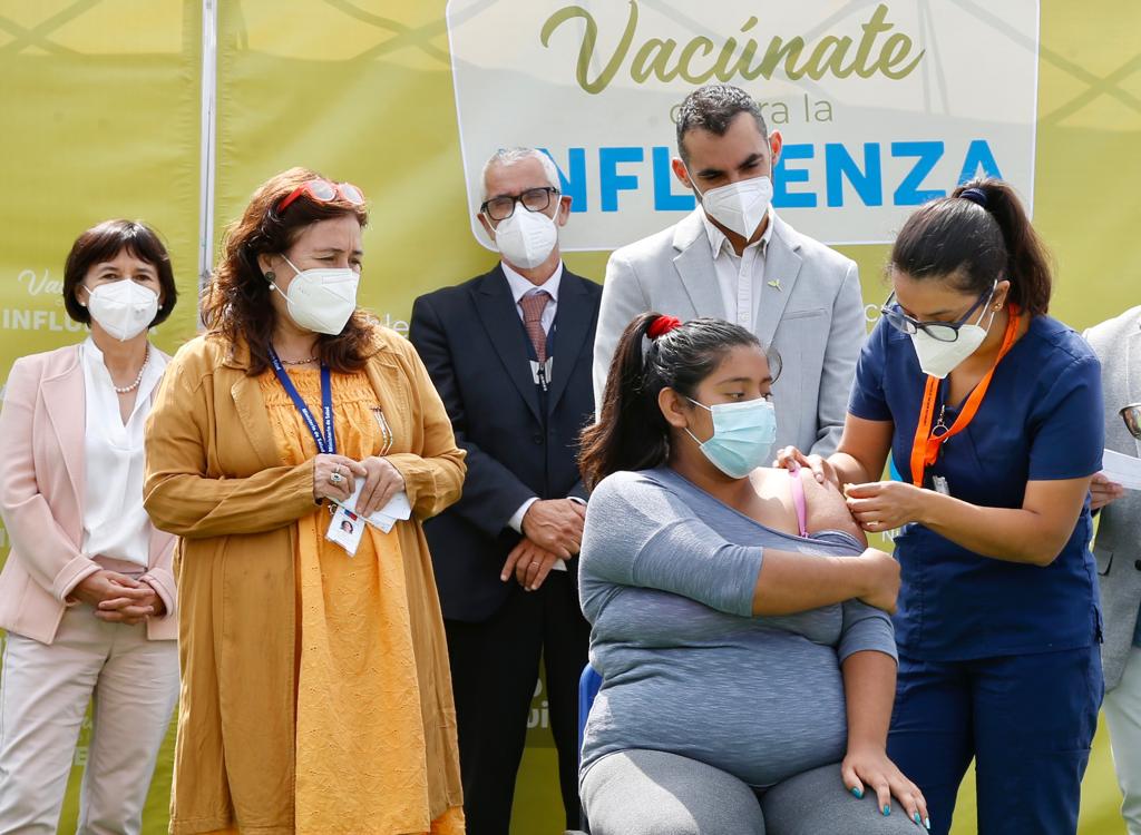 CCuadradoN's tweet photo. Se está acercando el invierno y debemos protegernos con la vacunación contra la #Influenza, cuidemos nuestra salud para evitar enfermar gravemente. Recuerden que el mismo día también se pueden vacunar contra el #COVID_19. ¡Sigamos cuidando nuestra salud! https://t.co/Oci3q4oUvF