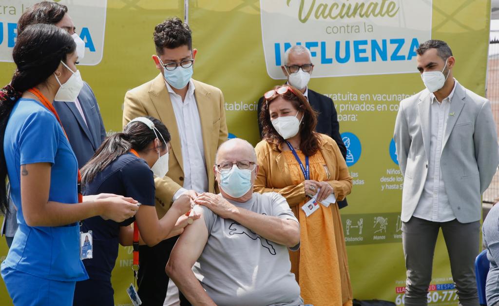 Se está acercando el invierno y debemos protegernos con la vacunación contra la #Influenza, cuidemos nuestra salud para evitar enfermar gravemente. Recuerden que el mismo día también se pueden vacunar contra el #COVID_19. ¡Sigamos cuidando nuestra salud!