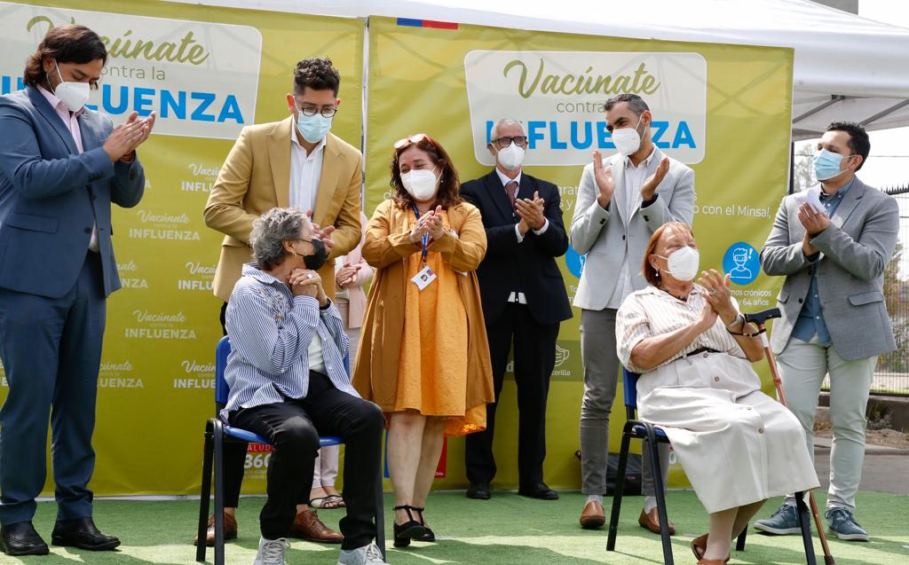 CCuadradoN's tweet photo. Se está acercando el invierno y debemos protegernos con la vacunación contra la #Influenza, cuidemos nuestra salud para evitar enfermar gravemente. Recuerden que el mismo día también se pueden vacunar contra el #COVID_19. ¡Sigamos cuidando nuestra salud! https://t.co/Oci3q4oUvF