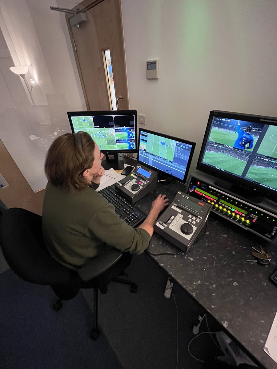 RuggedEarthTV's tweet photo. 4 of the lads all at BT studios tonight, two @EuropaLeague matches, one @europacnfleague and West Indies v England 2nd Test all for @sunsetandvine and @btsport #PieroAnalysis https://t.co/lISjLB3HgA