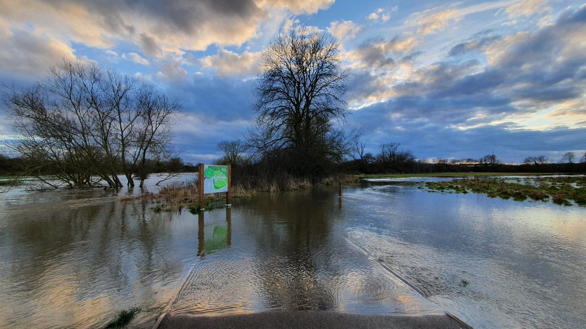 LeighFletcher's tweet photo. So in case anyone was wondering how my day is going... this is my cycle route home this evening. Marvellous.
#EverardsMeadows https://t.co/aZx14Pv309