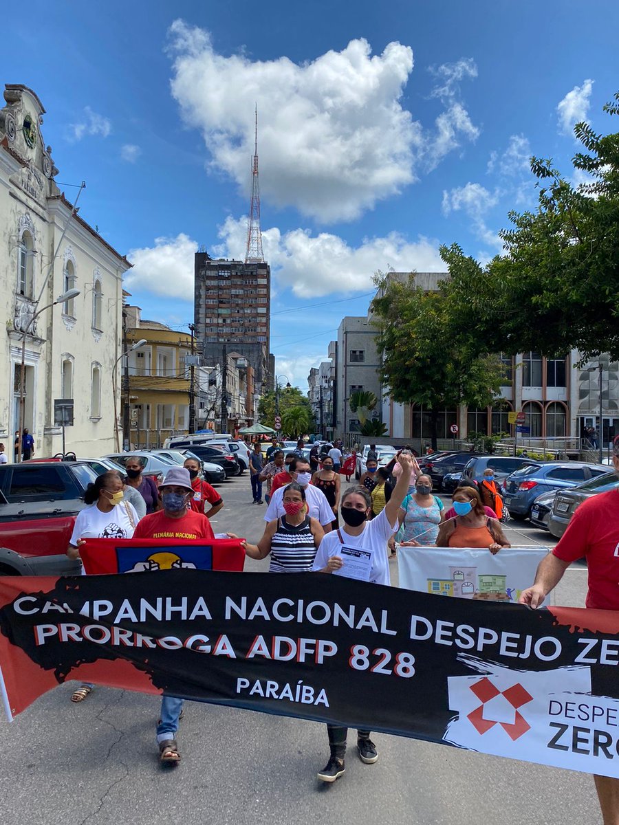 A ADPF 828 apresentada em 2021 garantiu diretamente a segurança de mais de 20 mil pessoas ameaçadas de despejo, segundo levantamento da <a href="/despejozero/">Campanha Despejo Zero</a>. Confira imagens da mobilização que acontece hj, para prorrogar a liminar. A foto é do ato na Paraíba: #DespejoZero #ProrrogaADPF