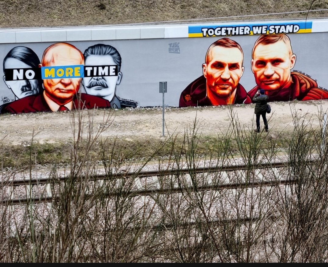 Exen's tweet photo. Meanwhile in Gdańsk, Poland... @Vitaliy_Klychko @Klitschko 🇺🇦🇵🇱 https://t.co/ockoGuG3XB