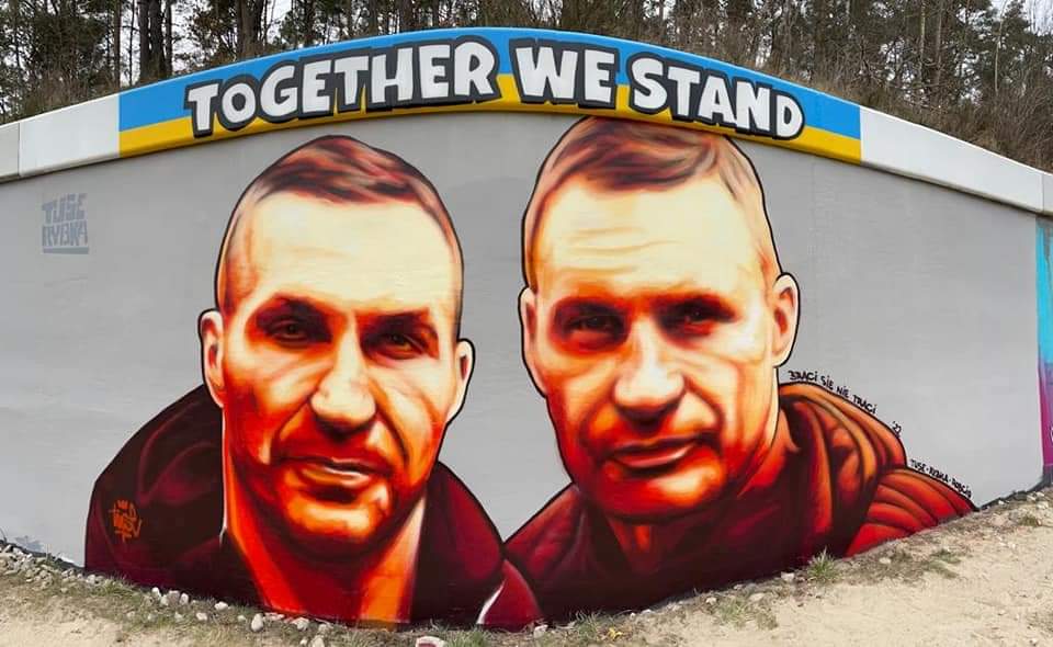 Exen's tweet photo. Meanwhile in Gdańsk, Poland... @Vitaliy_Klychko @Klitschko 🇺🇦🇵🇱 https://t.co/ockoGuG3XB