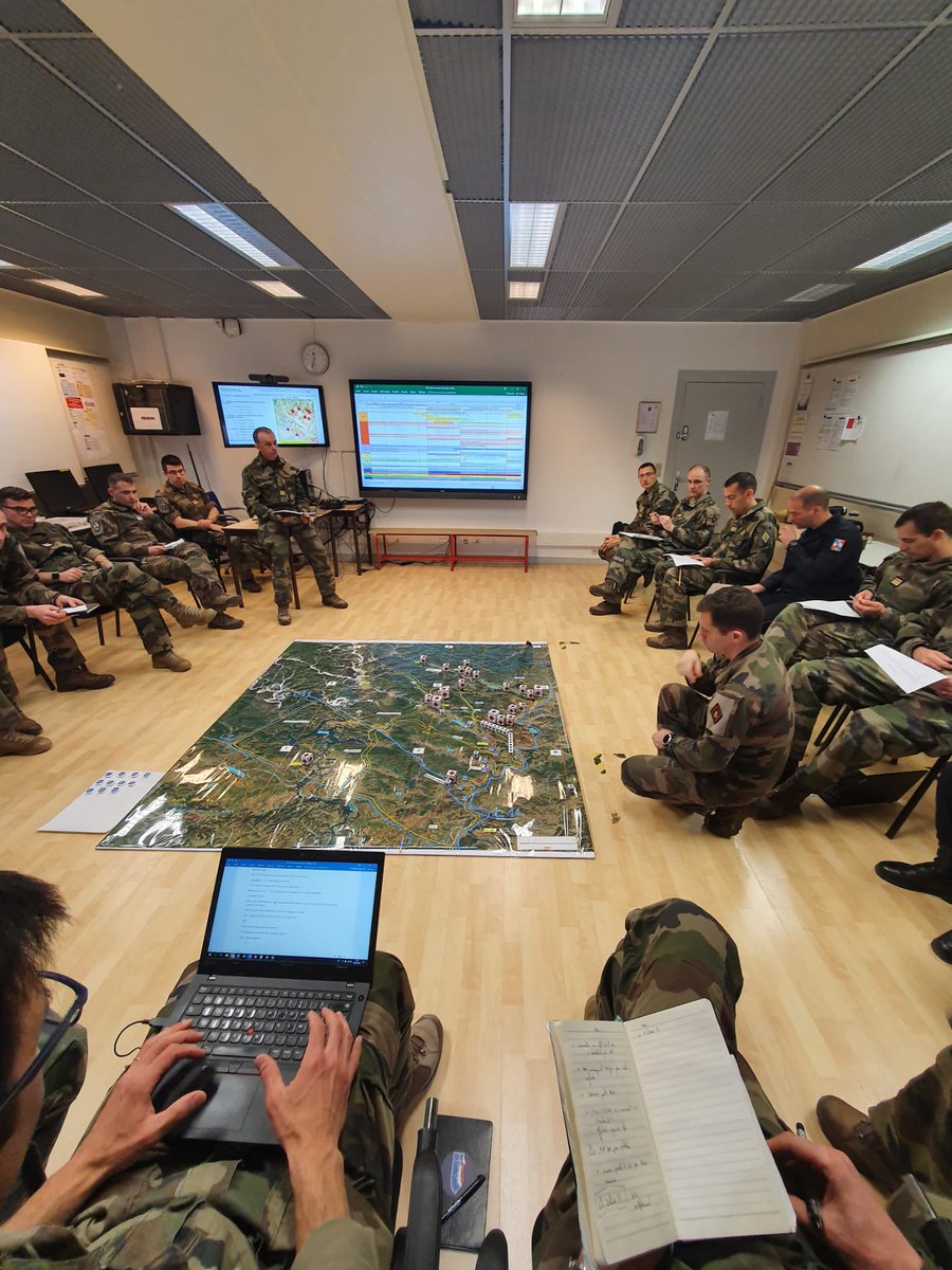 Cette semaine, l’<a href="/EdgTerre/">École de Guerre - Terre</a> a perfectionné sa maîtrise de la tactique niveau brigade. La pratique du Wargaming lors de la conception de la manœuvre a été expérimentée, permettant la validation des modes d’action et l’exploration des cas non conformes. #PerformanceDuCommandement