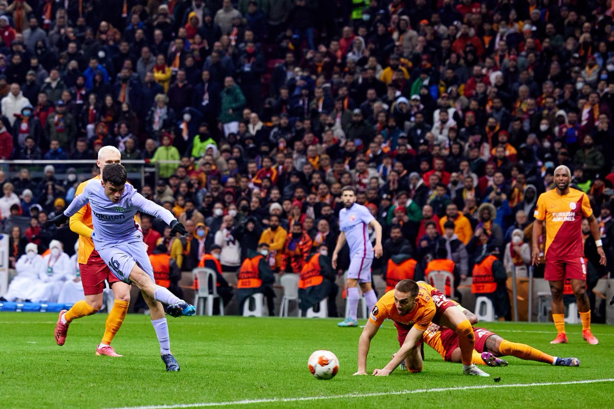 fcbarcelona_fra's tweet photo. 😍 Notre cher @Pedri ! #GalatasarayBarça (1-1) https://t.co/cj7rVEouoK