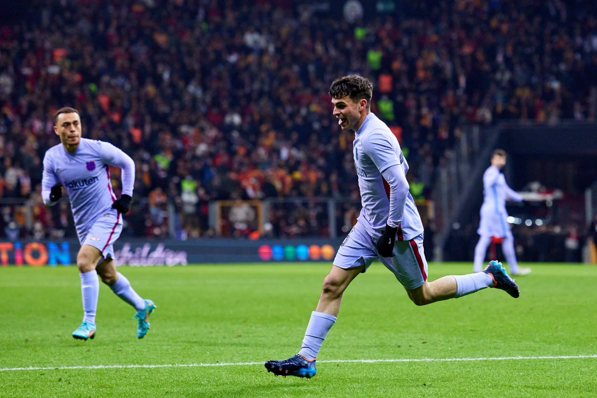 fcbarcelona_fra's tweet photo. 😍 Notre cher @Pedri ! #GalatasarayBarça (1-1) https://t.co/cj7rVEouoK