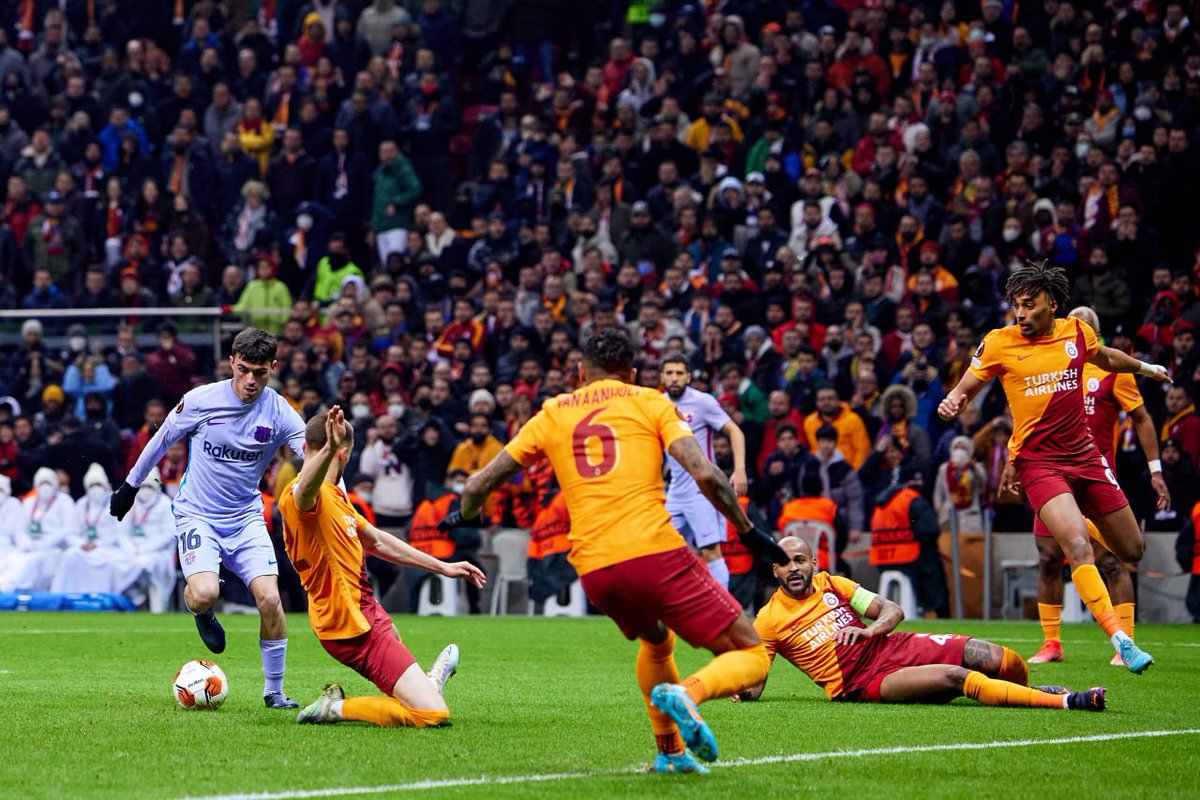 fcbarcelona_fra's tweet photo. 😍 Notre cher @Pedri ! #GalatasarayBarça (1-1) https://t.co/cj7rVEouoK