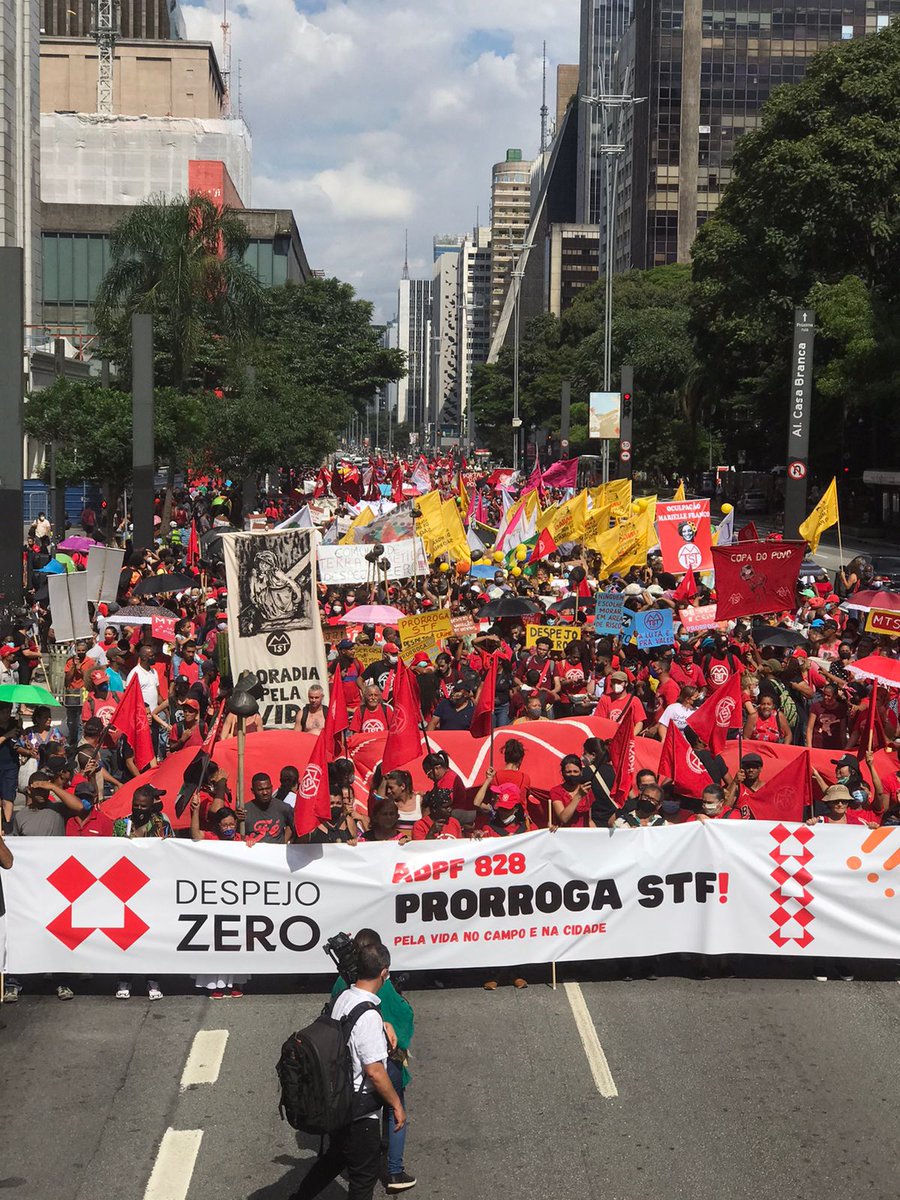 #ProrrogaSTF I Milhares vão às ruas da capital paulista contra os despejos. São Paulo, estado que concentra o maior número de famílias com o risco iminente de despejo – 42.499 de acordo com a Campanha Despejo Zero #DespejoZero bdf.sh/t/6q1if