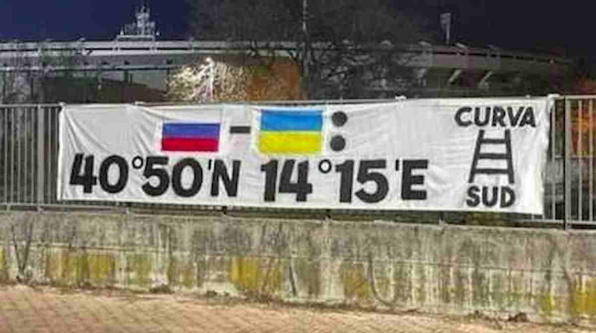 eRaffApps's tweet photo. @HellasVeronaFC Società poco seria, ricattata dai suoi ultras ha paura perfino di prendere le distanze da atti del genere. https://t.co/N8XibcBug0